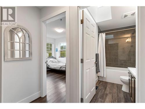 3110 6 Avenue Se, Salmon Arm, BC - Indoor Photo Showing Bathroom