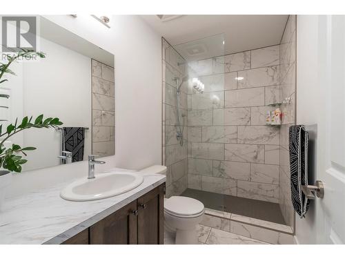 3110 6 Avenue Se, Salmon Arm, BC - Indoor Photo Showing Bathroom