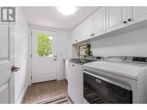 3110 6 Avenue Se, Salmon Arm, BC - Indoor Photo Showing Laundry Room