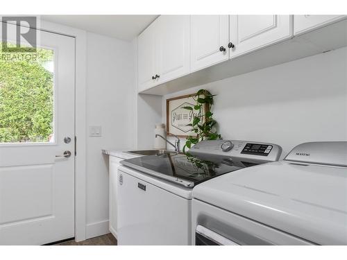 3110 6 Avenue Se, Salmon Arm, BC - Indoor Photo Showing Laundry Room