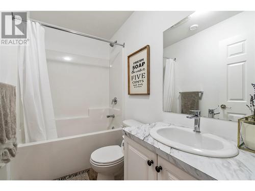 3110 6 Avenue Se, Salmon Arm, BC - Indoor Photo Showing Bathroom