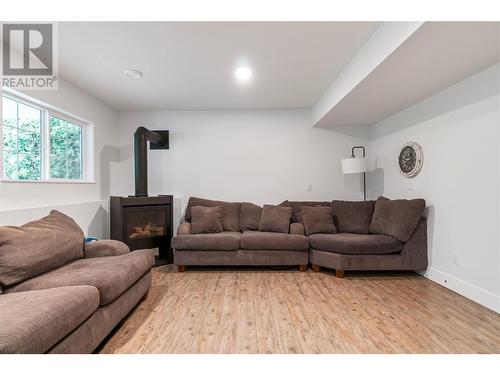 3110 6 Avenue Se, Salmon Arm, BC - Indoor Photo Showing Living Room