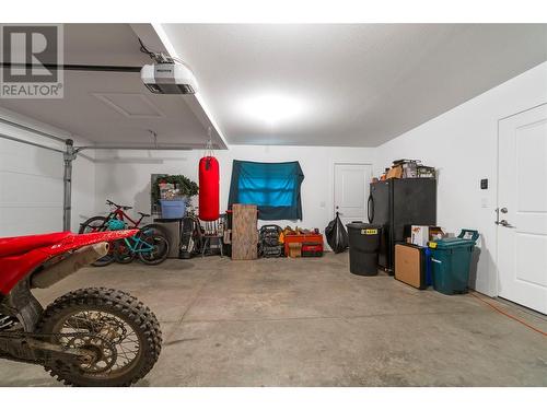 3110 6 Avenue Se, Salmon Arm, BC - Indoor Photo Showing Garage
