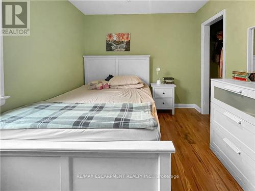 907 Fennell Avenue E, Hamilton, ON - Indoor Photo Showing Bedroom