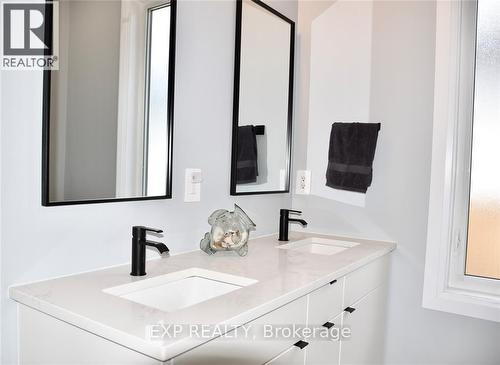 207 Essex Street, Sarnia, ON - Indoor Photo Showing Bathroom
