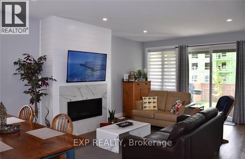207 Essex Street, Sarnia, ON - Indoor Photo Showing Living Room
