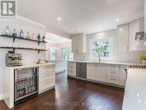 3140 Longmeadow Road, Burlington, ON - Indoor Photo Showing Kitchen With Upgraded Kitchen