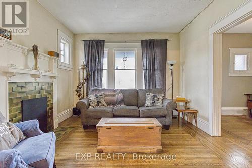 579 Wilson Street, Hamilton, ON - Indoor Photo Showing Living Room