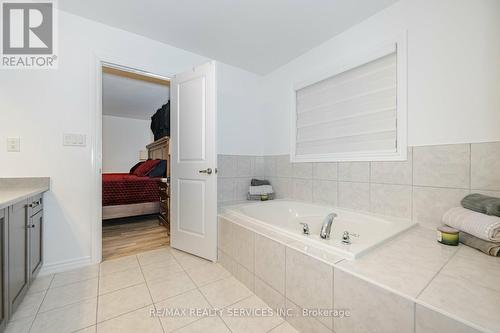 184 Hutchinson Drive, New Tecumseth, ON - Indoor Photo Showing Bathroom