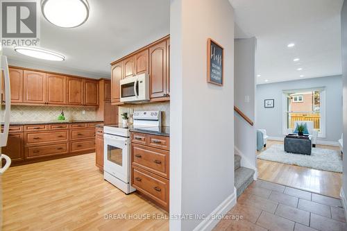 399 Dickens Drive, Oshawa, ON - Indoor Photo Showing Kitchen