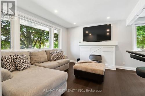 308 Donlin Avenue, Newmarket (Central Newmarket), ON - Indoor Photo Showing Living Room