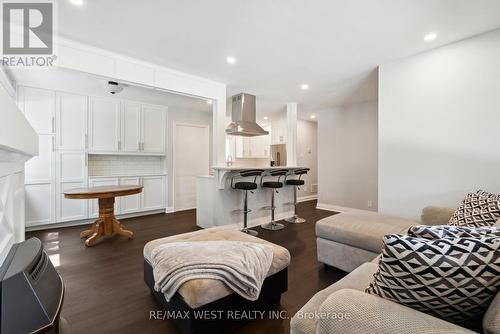 308 Donlin Avenue, Newmarket (Central Newmarket), ON - Indoor Photo Showing Living Room