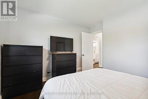 308 Donlin Avenue, Newmarket (Central Newmarket), ON - Indoor Photo Showing Bedroom