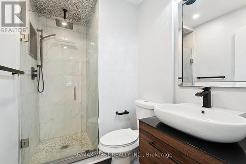 308 Donlin Avenue, Newmarket (Central Newmarket), ON - Indoor Photo Showing Bathroom