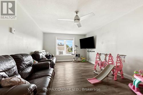145 Pinnacle Street, Belleville, ON - Indoor Photo Showing Living Room