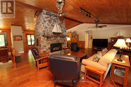 4 Reynolds Court, Kawartha Lakes, ON - Indoor Photo Showing Living Room With Fireplace