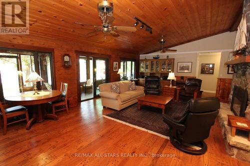 4 Reynolds Court, Kawartha Lakes, ON - Indoor Photo Showing Living Room