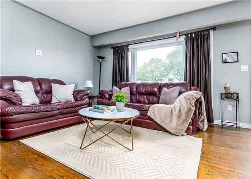 28 East 23Rd Street, Hamilton, ON - Indoor Photo Showing Living Room