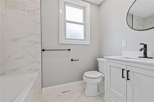 206 East 27Th Street, Hamilton, ON - Indoor Photo Showing Bathroom