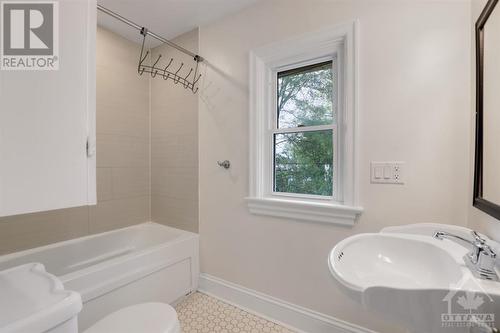 381 Leighton Terrace, Ottawa, ON - Indoor Photo Showing Bathroom