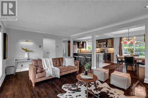2116 Benjamin Avenue, Ottawa, ON - Indoor Photo Showing Living Room