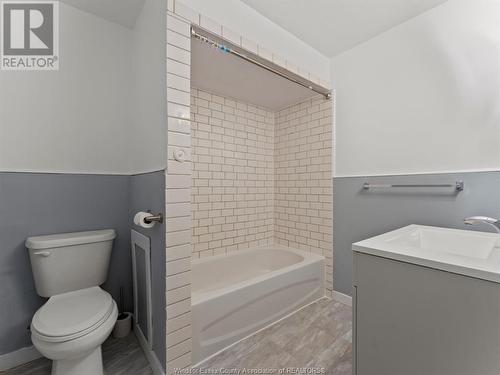 5929-39 Wyandotte, Windsor, ON - Indoor Photo Showing Bathroom