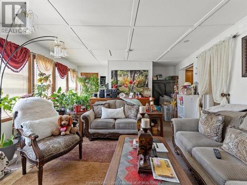 5929-39 Wyandotte, Windsor, ON - Indoor Photo Showing Living Room