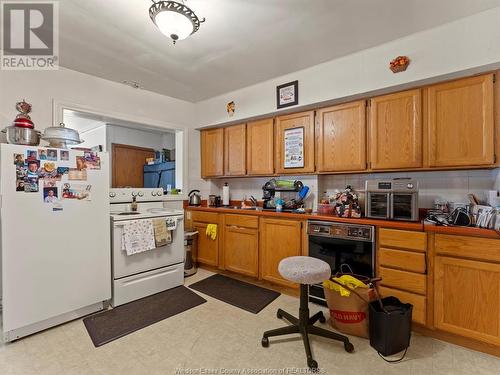 5929-39 Wyandotte, Windsor, ON - Indoor Photo Showing Kitchen