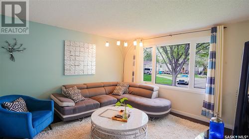 22 Slinn Bay, Regina, SK - Indoor Photo Showing Living Room
