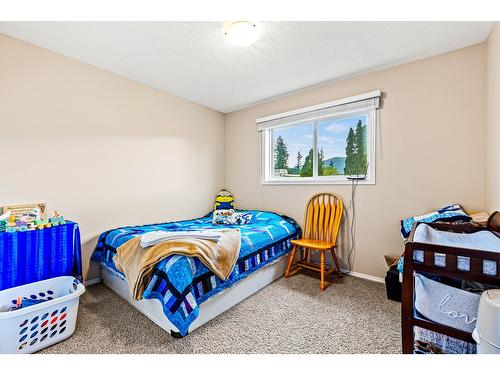 418 9Th Avenue S, Creston, BC - Indoor Photo Showing Bedroom