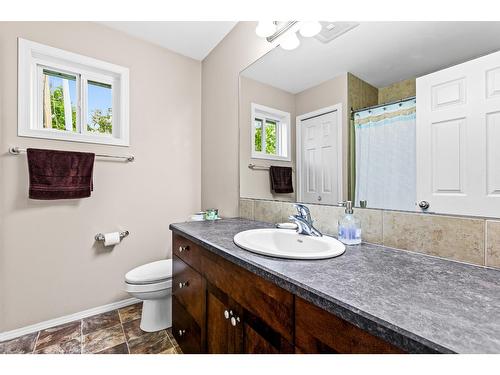 418 9Th Avenue S, Creston, BC - Indoor Photo Showing Bathroom