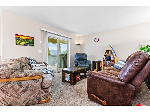 418 9Th Avenue S, Creston, BC - Indoor Photo Showing Living Room
