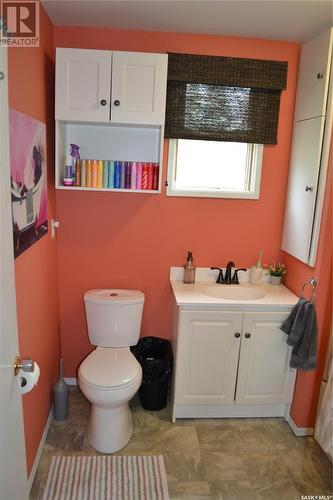 309 1St Avenue W, Kindersley, SK - Indoor Photo Showing Bathroom