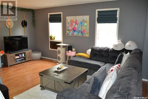 309 1St Avenue W, Kindersley, SK - Indoor Photo Showing Living Room