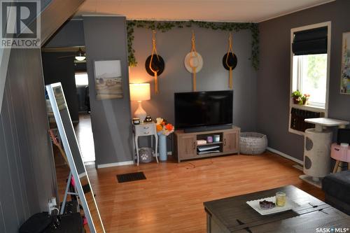 309 1St Avenue W, Kindersley, SK - Indoor Photo Showing Living Room