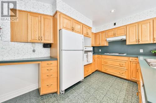 178 Breezy Pines Drive, Mississauga, ON - Indoor Photo Showing Kitchen With Double Sink