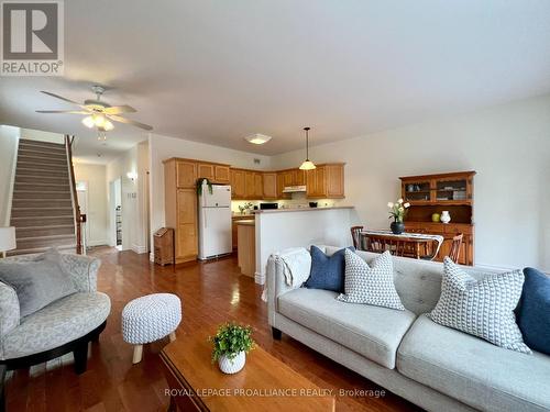 107 Victoria Avenue, Belleville, ON - Indoor Photo Showing Living Room