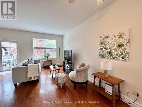 107 Victoria Avenue, Belleville, ON - Indoor Photo Showing Living Room