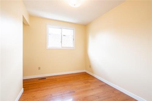 8 Highland Boulevard, Caledonia, ON - Indoor Photo Showing Other Room
