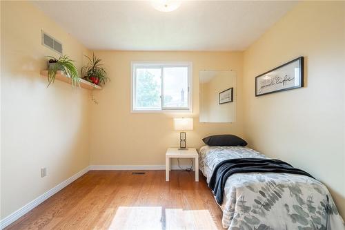 8 Highland Boulevard, Caledonia, ON - Indoor Photo Showing Bedroom