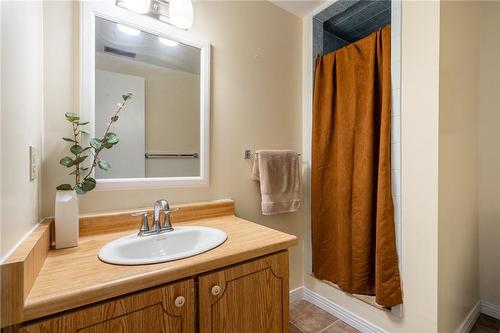 8 Highland Boulevard, Caledonia, ON - Indoor Photo Showing Bathroom