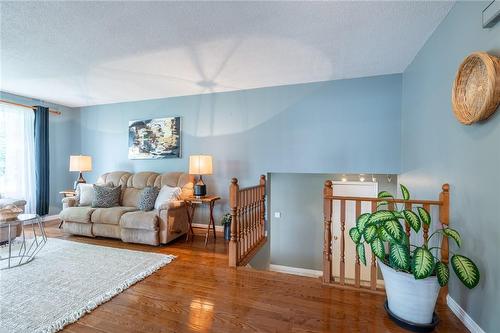 8 Highland Boulevard, Caledonia, ON - Indoor Photo Showing Living Room