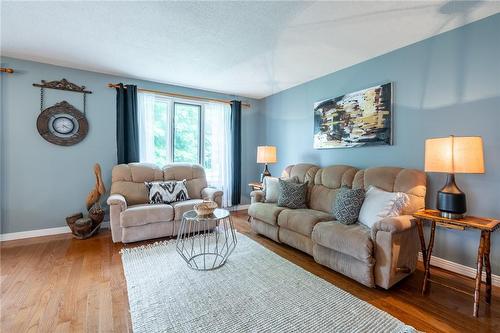 8 Highland Boulevard, Caledonia, ON - Indoor Photo Showing Living Room