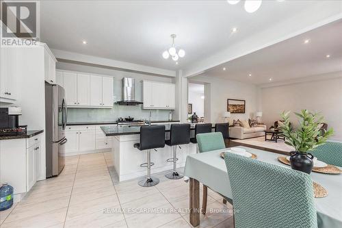912 Forest Creek Court, Kitchener, ON - Indoor Photo Showing Kitchen With Upgraded Kitchen
