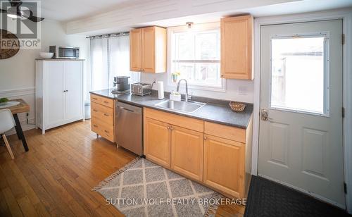 412 Regal Drive, London, ON - Indoor Photo Showing Kitchen