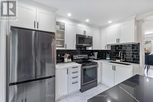 2365 Delkus Crescent, Mississauga, ON - Indoor Photo Showing Kitchen With Upgraded Kitchen