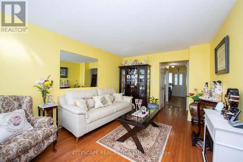 32 Vodden Court, Brampton (Brampton North), ON - Indoor Photo Showing Living Room