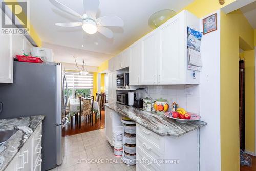 32 Vodden Court, Brampton (Brampton North), ON - Indoor Photo Showing Kitchen