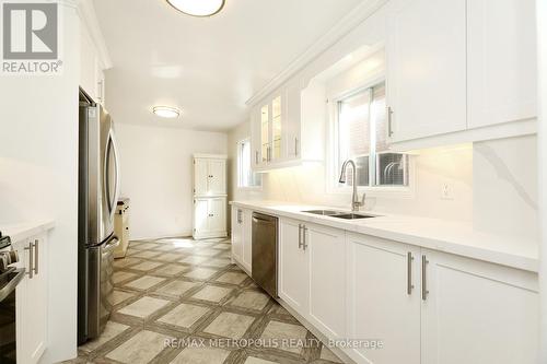 1133 Sherwood Mills Boulevard, Mississauga, ON - Indoor Photo Showing Kitchen With Upgraded Kitchen