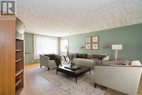 794 Ontario Street, Midland, ON - Indoor Photo Showing Living Room